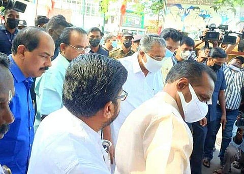 പിണറായി വിജയന്‍ എകെജി സെന്ററില്‍ സന്ദര്‍ശനം നടത്തുന്നു