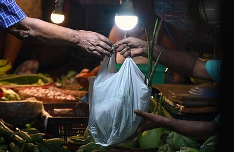 പ്ലാസ്റ്റിക് നിരോധനം പ്രാബല്യത്തില്‍/എഎഫ്പി