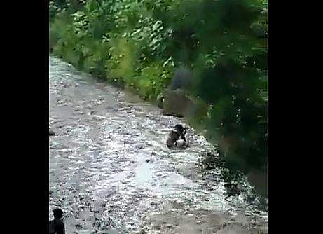 നദിയില്‍ ഒലിച്ചുപോകുന്ന യുവാവിനെ രക്ഷിക്കുന്ന പൊലീസ് ഉദ്യോഗസ്ഥരുടെ ദൃശ്യം