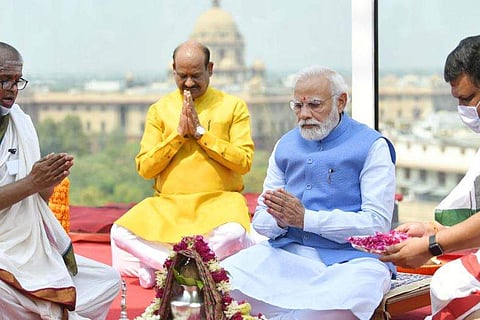 പ്രധാനമന്ത്രി നന്ദ്രേ മോദി പൂജയില്‍ പങ്കെടുക്കുന്നു/പിടിഐ