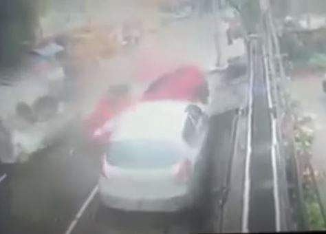 ചീറിപ്പാഞ്ഞുവന്ന കാര്‍ പിക് അപ് വാനിനെ ഇടിച്ചുതെറിപ്പിക്കുന്ന ദൃശ്യം