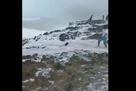 ഉയര്‍ന്നടിച്ച തിരമാലയില്‍ തീരത്തുള്ളവര്‍ ഒലിച്ചുപോകുന്ന ദൃശ്യം