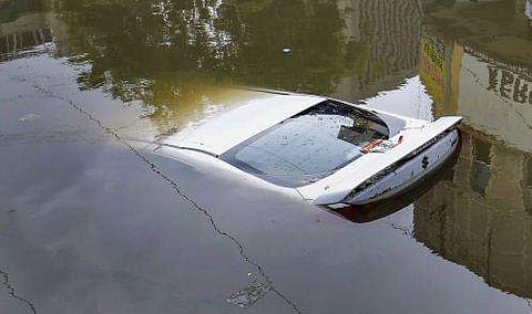 ഗുജറാത്തില്‍ കനത്തമഴയില്‍ വെള്ളത്തില്‍ മുങ്ങിയ കാര്‍ / പിടിഐ