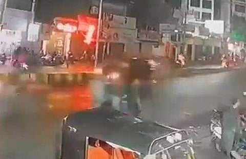 ഹൈദരാബാദില്‍  യുവാവിനെ കാര്‍ ഇടിച്ചുതെറിപ്പിക്കുന്ന ദൃശ്യം