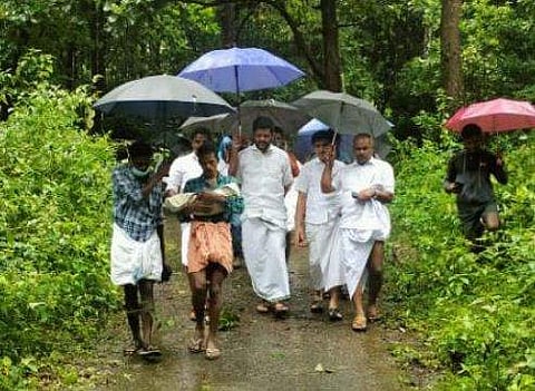 കുഞ്ഞിന്റെ മൃതദേഹവുമായി അയ്യപ്പന്‍ കുട്ടി നടക്കുന്നു/ഫെയ്‌സ്ബുക്ക്‌