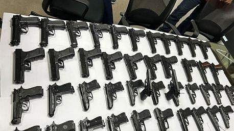 ഡല്‍ഹി രാജ്യാന്തര വിമാനത്താവളത്തില്‍ പിടിച്ചെടുത്ത തോക്കുകളുടെ ദൃശ്യം, ട്വിറ്റര്‍