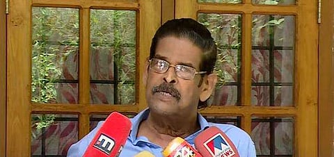 കെകെ ശിവരാമന്‍ മാധ്യമങ്ങളോടു സംസാരിക്കുന്നു