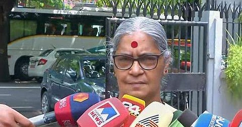 ആനി രാജ മാധ്യമങ്ങളെ കാണുന്നു