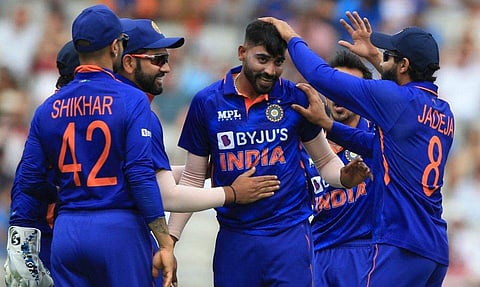 മാഞ്ചസ്റ്ററില്‍ വിക്കറ്റ് വീഴ്ത്തിയ സിറാജിനെ അഭിനന്ദിക്കുന്ന സഹതാരങ്ങള്‍/ഫോട്ടോ: എഎഫ്പി