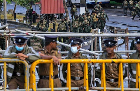 കൊളംബോയിലെ പാർലമെന്റ് മന്ദിരത്തിന് മുന്നിൽ കാവൽ നിൽക്കുന്ന ശ്രീലങ്കൻ സൈന്യം/ ഫോട്ടോ: പിടിഐ