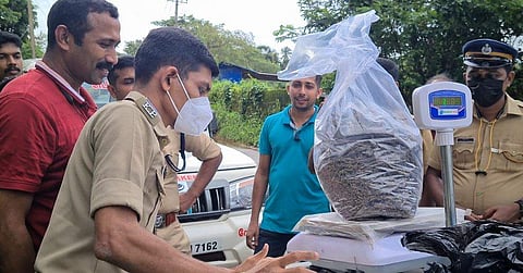 പിടിച്ചെടുത്ത കഞ്ചാവുമായി പൊലീസ് ഉദ്യോഗസ്ഥര്‍