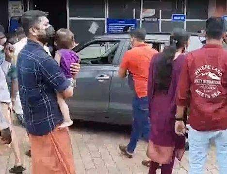 കുട്ടികളെ ആശുപത്രിയിലേക്ക് മാറ്റുന്നു/ വീഡിയോ സ്‌ക്രീന്‍ഷോട്ട്‌