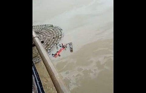 മഹാരാഷ്ട്രയില്‍ നദിയിലേക്കു മറിഞ്ഞ ബസ് / വിഡിയോ ദൃശ്യം