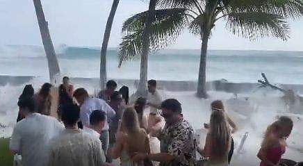 വിവാഹ വേദിയിലേക്ക് കൂറ്റന്‍ തിരമാല അടിച്ചുകയറുന്ന ദൃശ്യം