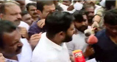 വലിയതുറ പൊലീസ് സ്റ്റേഷന് മുന്നില്‍ യൂത്ത്‌കോണ്‍ഗ്രസുകാരുടെ പ്രതിഷേധം