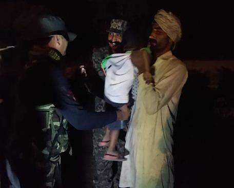 കുട്ടിയെ പാകിസ്ഥാന് കൈമാറുന്നു/ എഎന്‍ഐ