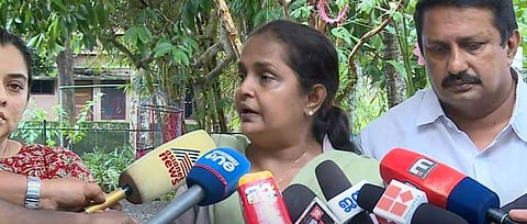 പി സി ജോര്‍ജിന്റെ ഭാര്യ മാധ്യമങ്ങളെ കാണുന്നു/വീഡിയോ സ്‌ക്രീന്‍ഷോട്ട്