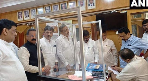 രാജന്‍ സാല്‍വി നാമനിര്‍ദേശ പത്രിക സമര്‍പ്പിക്കുന്നു/ എഎന്‍ഐ