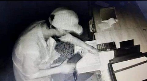 തൃശൂര്‍ പറവട്ടാനിയിലെ കടയില്‍ മോഷണം നടത്തിയവരുടെ ദൃശ്യം സിസിടിവിയില്‍ പതിഞ്ഞപ്പോള്‍