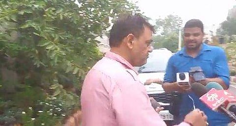 ദിനേശ് ഖാതിക് മാധ്യമങ്ങളോടു സംസാരിക്കുന്നു/വിഡിയോ ദൃശ്യം