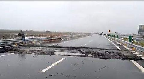 ബുന്ദേല്‍ഖണ്ഡ് എക്‌സ്പ്രസ് വേയിലെ ടാര്‍ ഒലിച്ചുപോയ നിലയില്‍