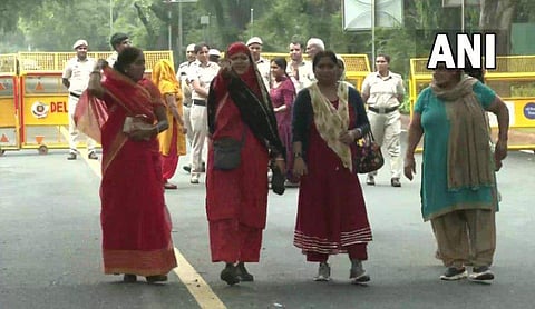 സോണിയ ​ഗാന്ധി ഇഡിക്കു മുന്നിൽ ഹാജരാകുന്നതിനെ തുടർന്ന് എഐസിസി ആസ്ഥാനത്തേക്കുള്ള റോഡ് പൊലീസ് ബാരിക്കേഡ് കെട്ടി അടച്ചപ്പോൾ/ എഎൻഐ