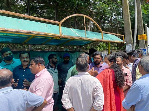 ആര്യാ രാജേന്ദ്രന്‍ ബസ് ഷെല്‍റ്റര്‍ സന്ദര്‍ശിക്കുന്നു/ഫെയ്‌സ്ബുക്ക്‌