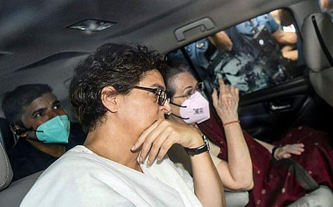 ചോദ്യം ചെയ്യലിന് ഹാജരാകാന്‍ ഇഡി ഓഫീസിലേക്ക് തിരിച്ച സോണിയ ഗാന്ധിയ്‌ക്കൊപ്പം പ്രിയങ്കഗാന്ധി