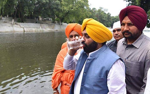 കാളിബേയിമില്‍ നിന്ന് വെള്ളം കുടിക്കുന്ന പഞ്ചാബ് മുഖ്യമന്ത്രി/ഫോട്ടോ: ട്വിറ്റര്‍