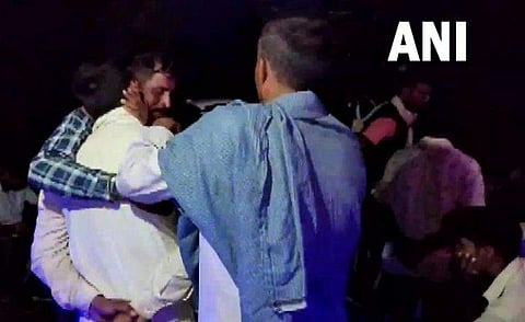 അപകടത്തിൽ മരിച്ച ഭക്തന്റെ ബന്ധുക്കളെ ആശ്വസിപ്പിക്കുന്നു/ ചിത്രം: എഎൻഐ