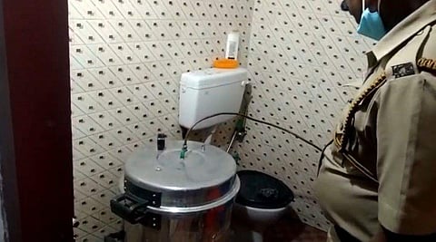 വാടക വീടിന്റെ ശുചിമുറിയില്‍ സജ്ജീകരിച്ച വാറ്റ് ഉപകരണങ്ങള്‍