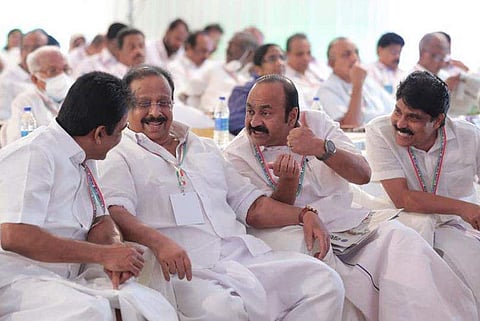 ചിന്തന്‍ ശിബിറിനിടെ കോണ്‍ഗ്രസ് നേതാക്കള്‍ ചര്‍ച്ചയില്‍/ ഫെയ്‌സ്ബുക്ക്‌