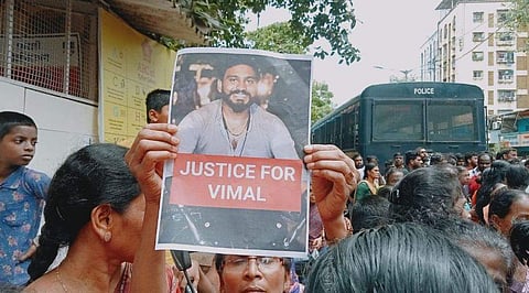 നാട്ടുകാര്‍ പൊലീസ് സ്റ്റേഷനിലേക്ക് നടത്തിയ മാര്‍ച്ച്/ എഎന്‍ഐ