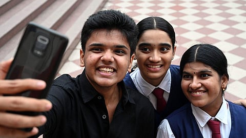 ആദിഷും ശിവാനിയും ദേശീയതലത്തിൽ മൂന്നാം റാങ്ക് നേടിയ അനഘ എം നായർക്കൊപ്പം/ ചിത്രം: വിൻസെന്റ് പുളിക്കൽ