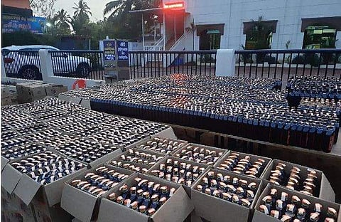 ചേറ്റുവയില്‍ പിടികൂടിയ വിദേശമദ്യം