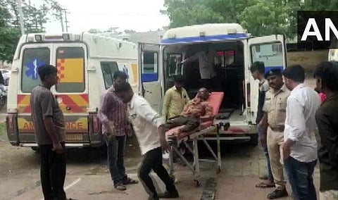 അപകടത്തില്‍പ്പെട്ടവരെ ആശുപത്രിയില്‍ എത്തിക്കുന്നു/ എഎന്‍ഐ