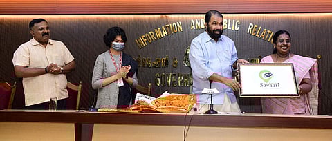 കേരള സവാരിയുടെ ലോഗോ മന്ത്രി പ്രകാശനം ചെയ്യുന്നു