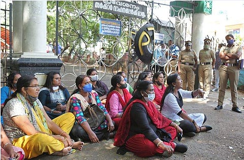 കോട്ടണ്‍ഹില്‍ സ്‌കൂളിന് മുന്നില്‍ രക്ഷിതാക്കളുടെ പ്രതിഷേധം/ ഫയല്‍