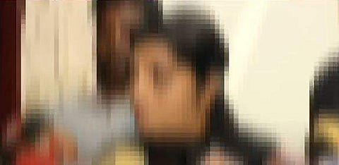 പരാതിക്കാരി മാധ്യമങ്ങളെ കാണുന്നു