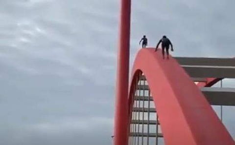 വലിയഴീക്കല്‍ പാലത്തില്‍ ആര്‍ച്ചിലൂടെ നടന്നുകയറുന്ന യുവാക്കളുടെ അഭ്യാസപ്രകടനത്തിന്റെ ദൃശ്യം