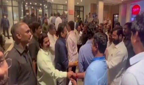 ഷിന്‍ഡെ വിഭാഗം എംഎല്‍എമാര്‍ മുംബൈയില്‍/ഫോട്ടോ: എഎന്‍ഐ