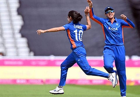 രേണുക സിങ്, സ്മൃതി മന്ദാന/ഫോട്ടോ: എഎഫ്പി