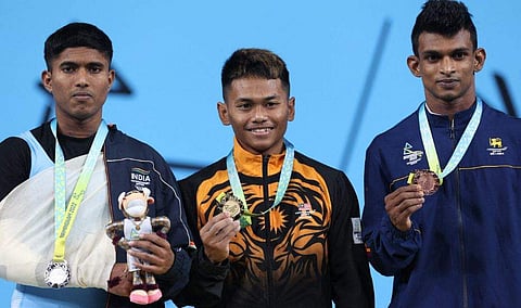 വെള്ളി നേടിയ സാങ്കേത്(ഇടത്ത്), സ്വര്‍ണം നേടിയ മുഹമ്മദ് അനിഖ്, വെങ്കലം നേടിയ ദിലങ്ക ഇസുരു/ഫോട്ടോ: എഎഫ്പി