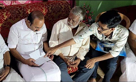 വി ഡി സതീശന്‍ ഫിലോമിനയിടെ വീട്ടില്‍/ ഫെയ്‌സ്ബുക്ക് ചിത്രം