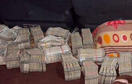 പിടിച്ചെടുത്ത നോട്ടുകെട്ടുകള്‍