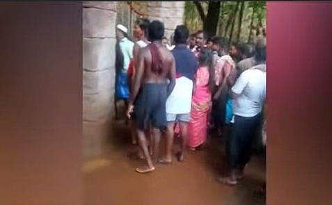 കുംഭാവുരുട്ടി വെള്ളച്ചാട്ടത്തില്‍ ആളുകളെ ഒഴിപ്പിക്കുന്ന ദൃശ്യം