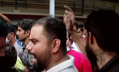 ആശുപത്രിയില്‍ നിന്നുള്ള പ്രതിഷേധം/ ടെലിവിഷന്‍ ദൃശ്യം