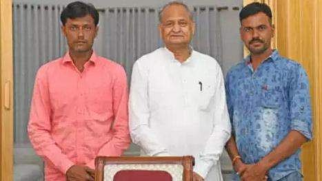 ശക്തി സിങ്ങും പ്രഹ്ലാദ് സിങ്ങും രാജസ്ഥാന്‍ മുഖ്യമന്ത്രിക്കൊപ്പം