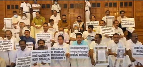 പ്രതിപക്ഷം നിയമസഭയ്ക്ക് പുറത്ത് നടത്തിയ പ്രതിഷേധം/ ടിവി ദൃശ്യം