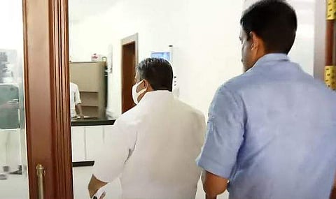 സജി ചെറിയാന്‍ എകെജി സെന്ററില്‍